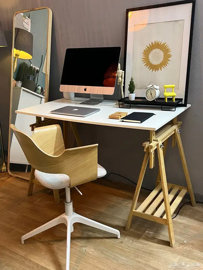 مكتب وكرسي مع متفرقات من ايكيا 0