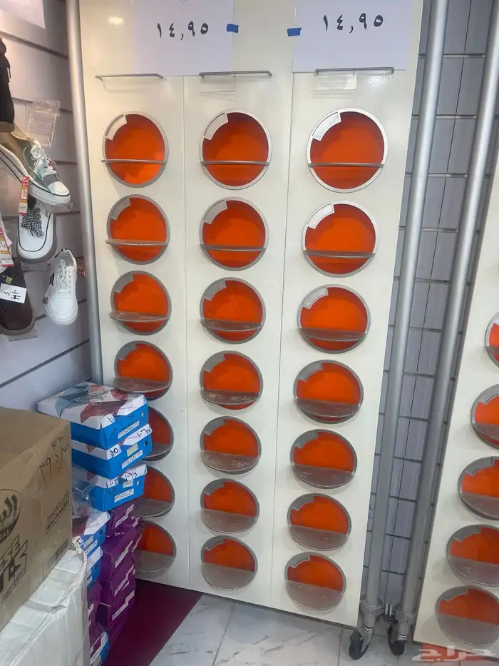 ديكور محل ورفوف وطاوله 2