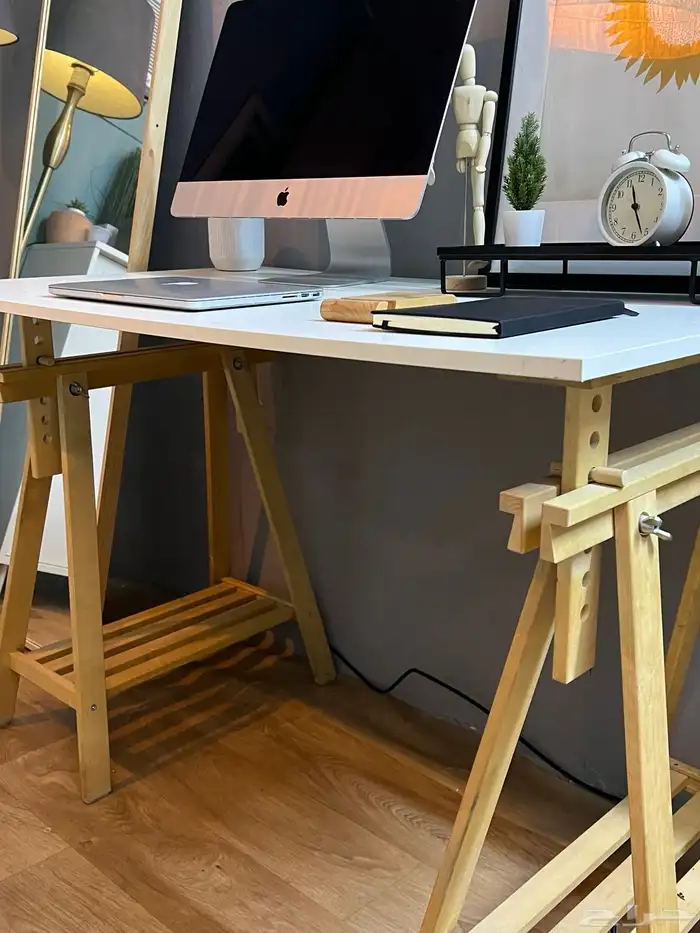 مكتب وكرسي مع متفرقات من ايكيا 1