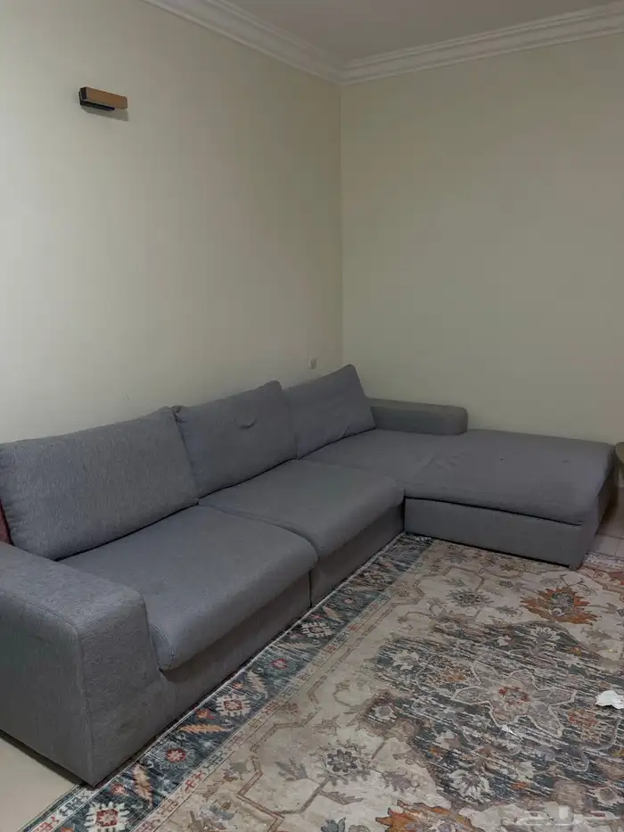 كنبة زاوية رمادي كبيرة بحالة جيدة 2