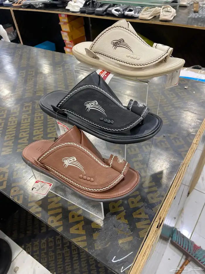 ديكور محل ورفوف وطاوله 11