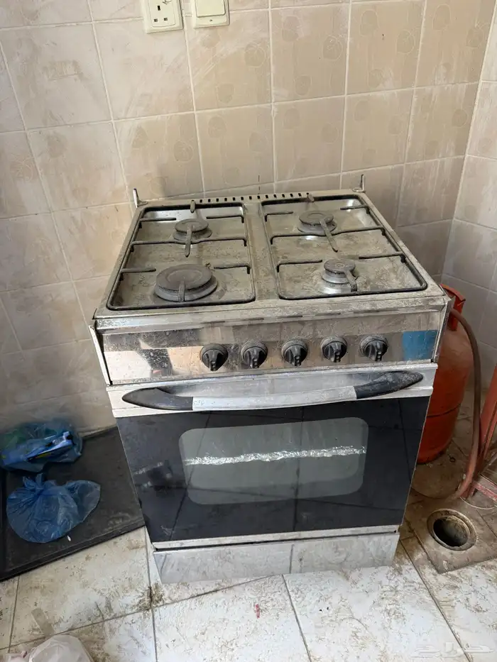 جلسة ارضية ومكيف شباك وكنب وفرن للبيع مستعجل 9