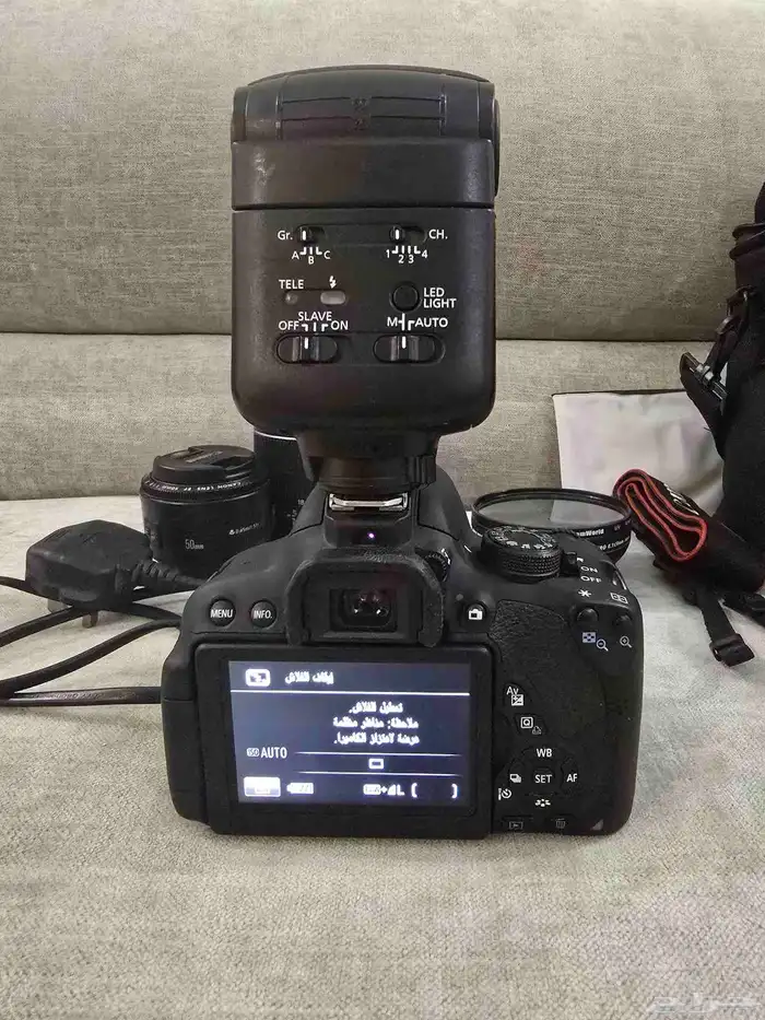 كاميرا كانون 700D مع فلاش خارجي و3 عدسات 4