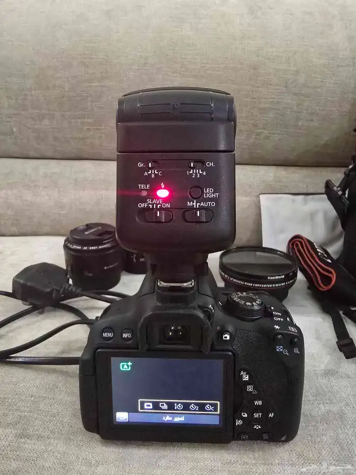 كاميرا كانون 700D مع فلاش خارجي و3 عدسات 3