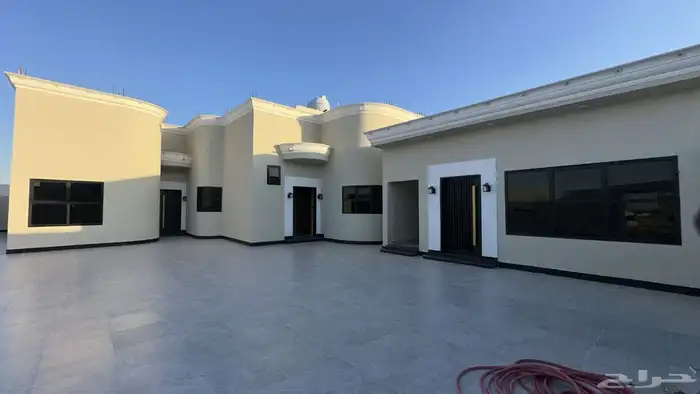 للبيع دور ارضي شارعين فاخر مودرن حي المدائن 1