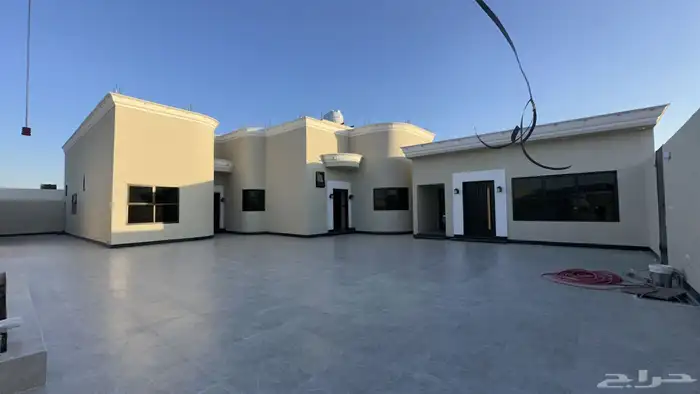 للبيع دور ارضي شارعين فاخر مودرن حي المدائن 3