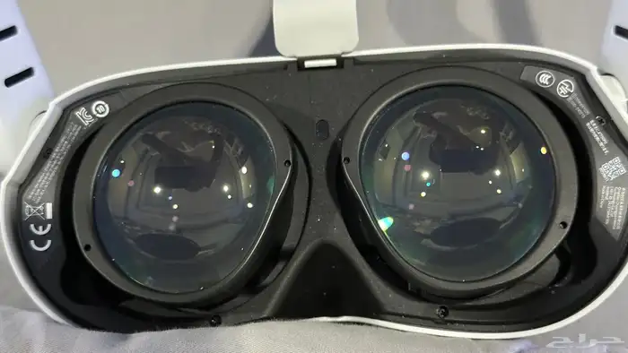 نظارة Pico 4 ultra مع 3 pico motion trackers 3