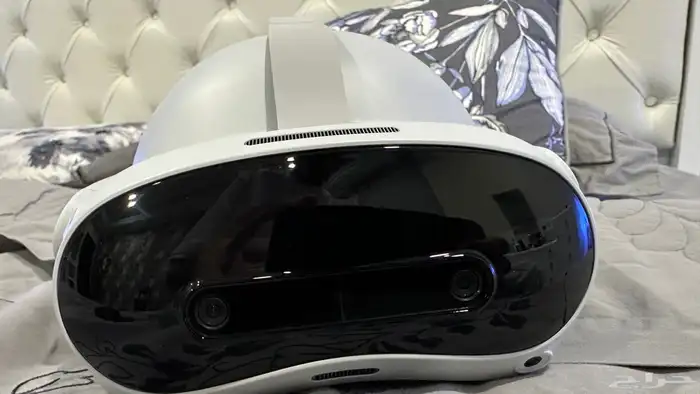 نظارة Pico 4 ultra مع 3 pico motion trackers 1