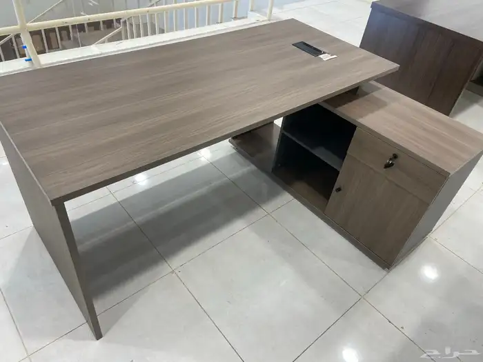 أثاث مكتبي جديد للبيع طاولات كراسي خزائن 24