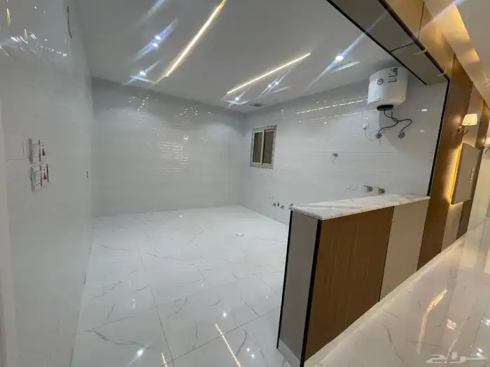 فيلا روووف للبيع حي الصفا مدخل خاص مصعد راكب 7 غرف وصاله 20