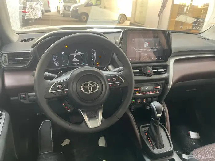 تويوتا اوربان ستاندر 2026 8