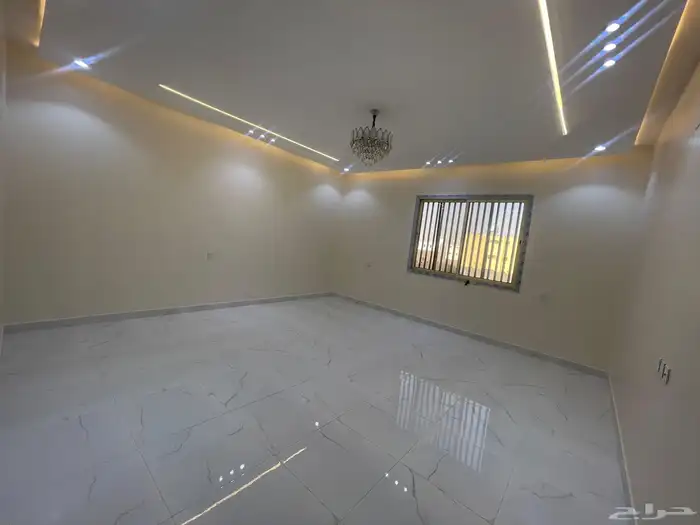 فيلا روووف للبيع حي الصفا مدخل خاص مصعد راكب 7 غرف وصاله 3