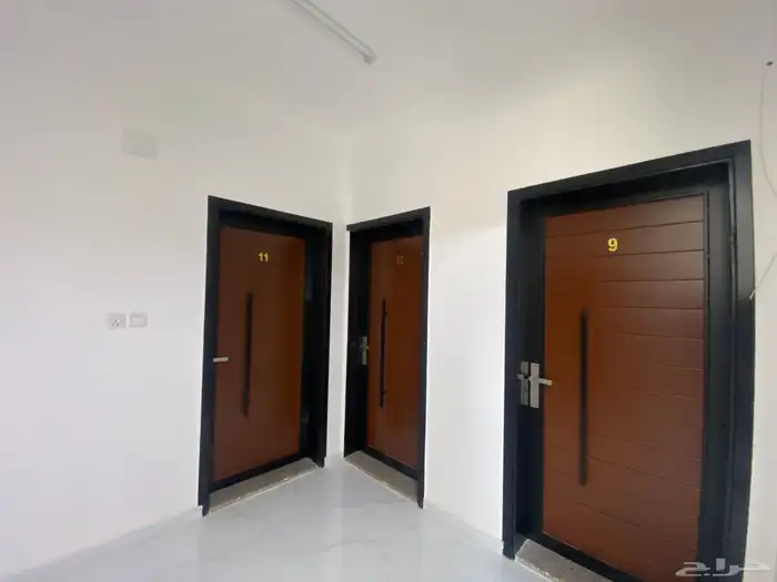 شقق عزاب للإيجار مفروشة بكامل ويوجدعلى البلاط في حي الرابية 18