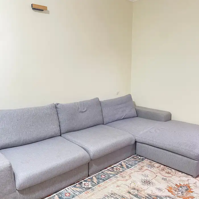 كنبة زاوية رمادي كبيرة بحالة جيدة 4