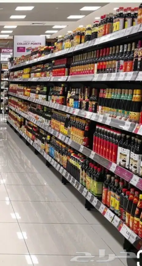 معلم سوبر ماركت خبره في ترتيب الرفوف كاشر معلم خضار. 0