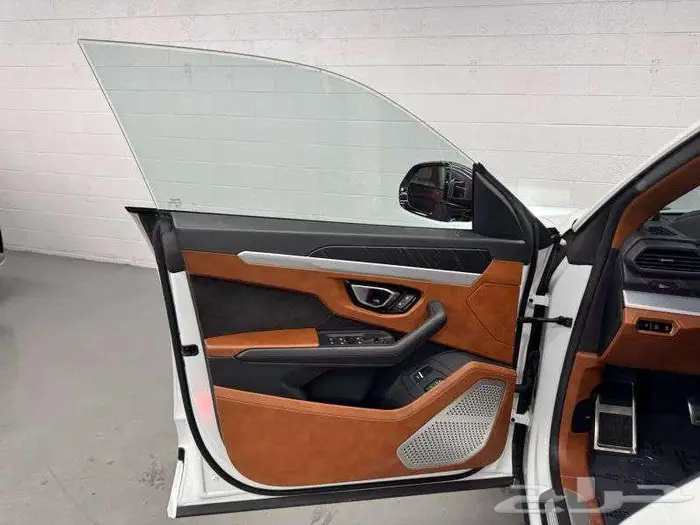 2021 Lamborghini Urus Base 5