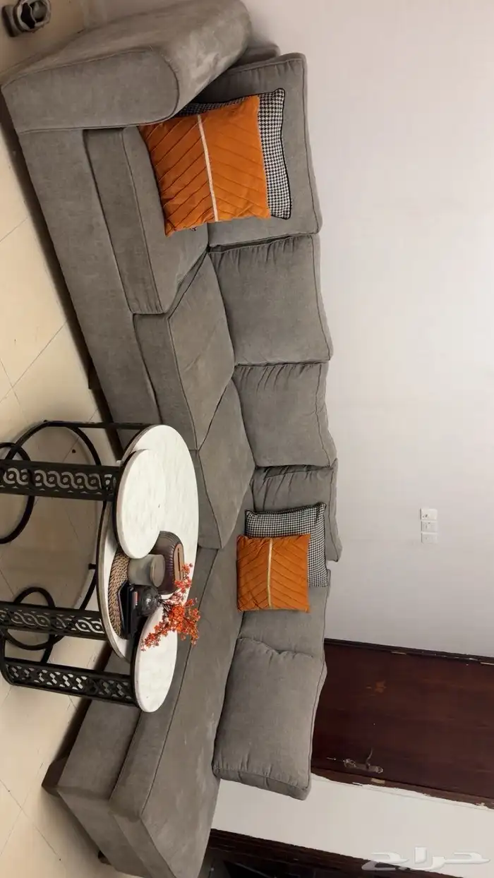 كنبه حرف L نظيفه ومرتب مع طاوله ضيافه مع 4 طاولات خدمه 0