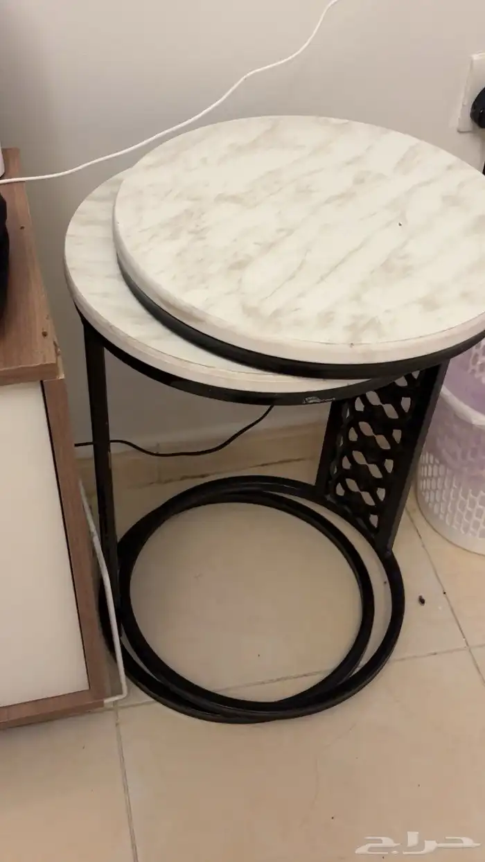 كنبه حرف L نظيفه ومرتب مع طاوله ضيافه مع 4 طاولات خدمه 2