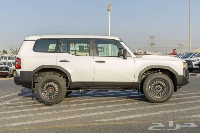 تويوتا برادو 2.4 تي اكس 1 2025 أبيض بنزين ستاندر سياحي 3