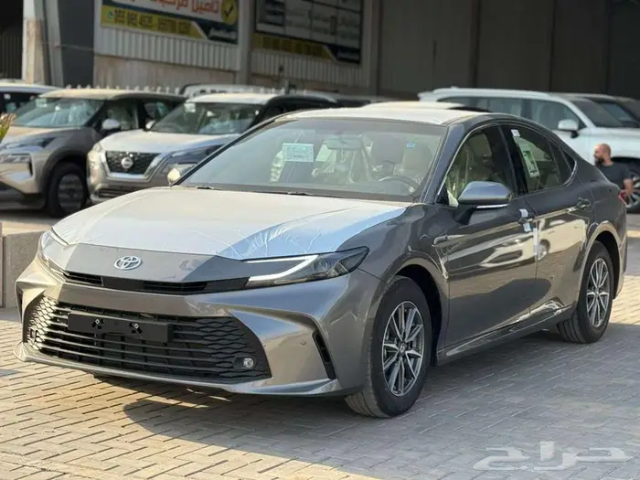 تويوتا كامري E بنزين 2025 1