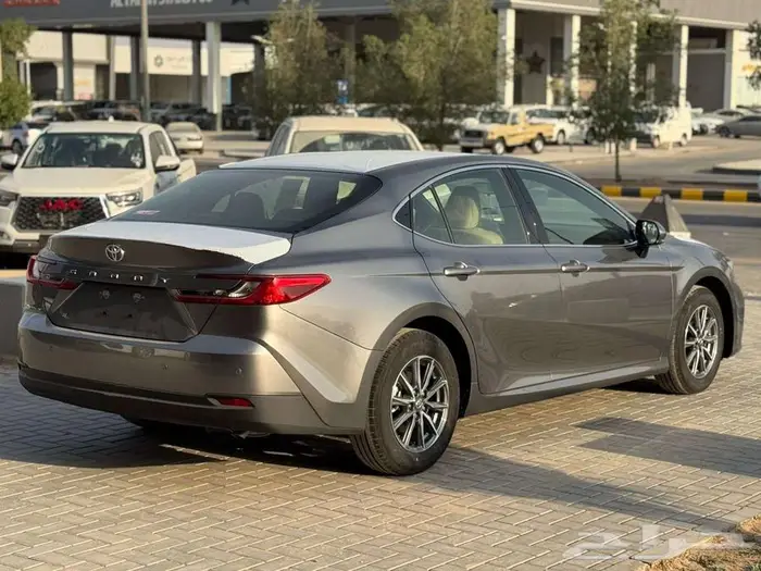 تويوتا كامري E بنزين 2025 10