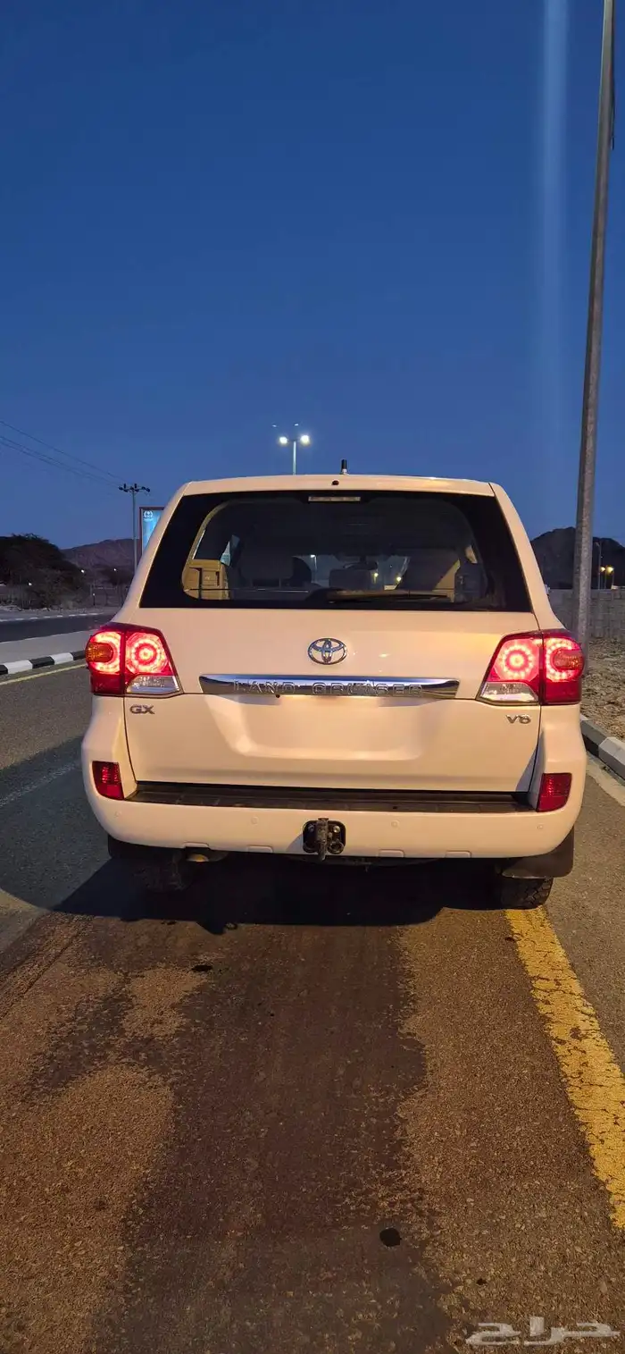 لاندكروزر 2015 مستعمل للبيع قير أوتوماتيك بنزين تويوتا 4