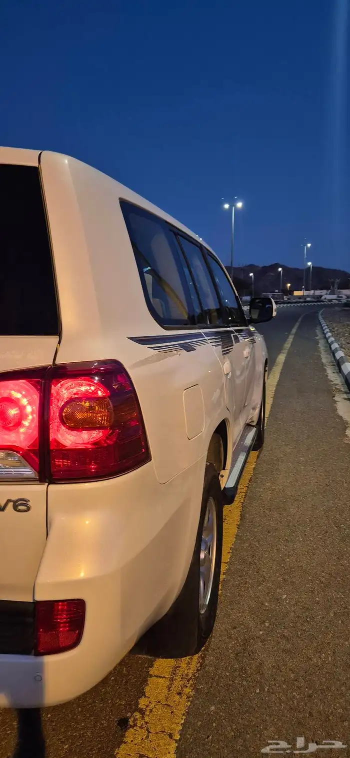 لاندكروزر 2015 مستعمل للبيع قير أوتوماتيك بنزين تويوتا 6