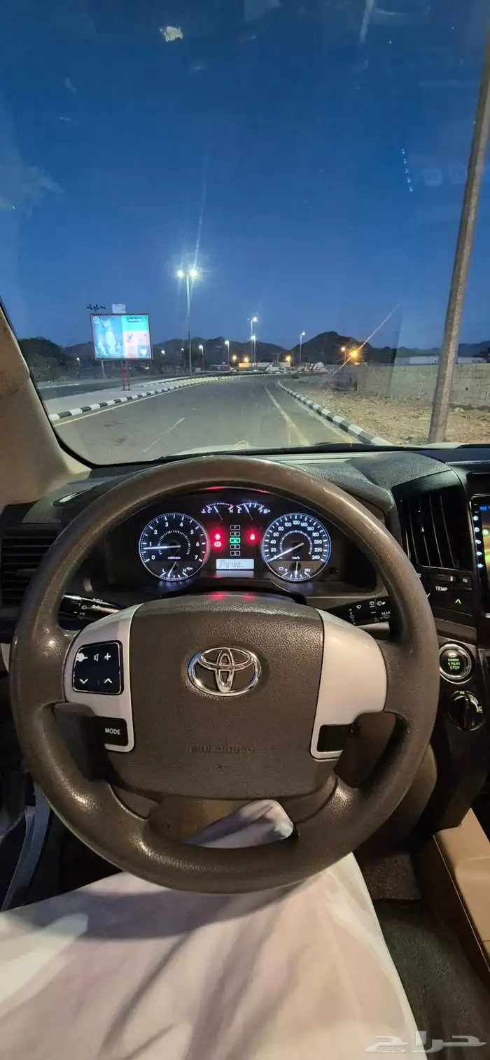 لاندكروزر 2015 مستعمل للبيع قير أوتوماتيك بنزين تويوتا 10