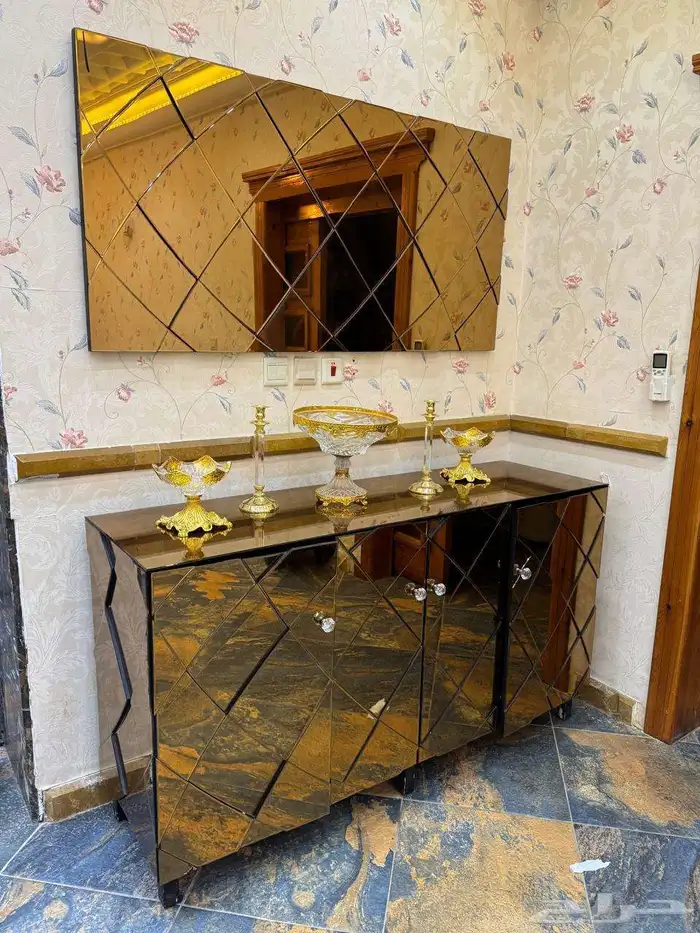 بوفيه زجاج ومرآه شبه جديدة 2