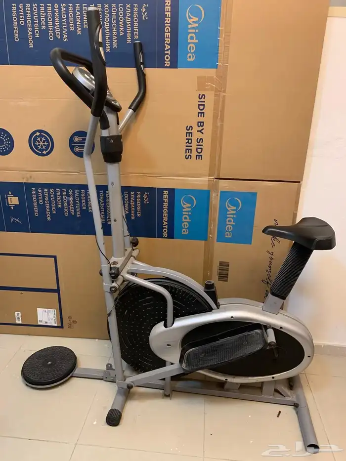 كوايه وثريا ومكنسة وجهاز رياضي وطاوله وشاشة 0