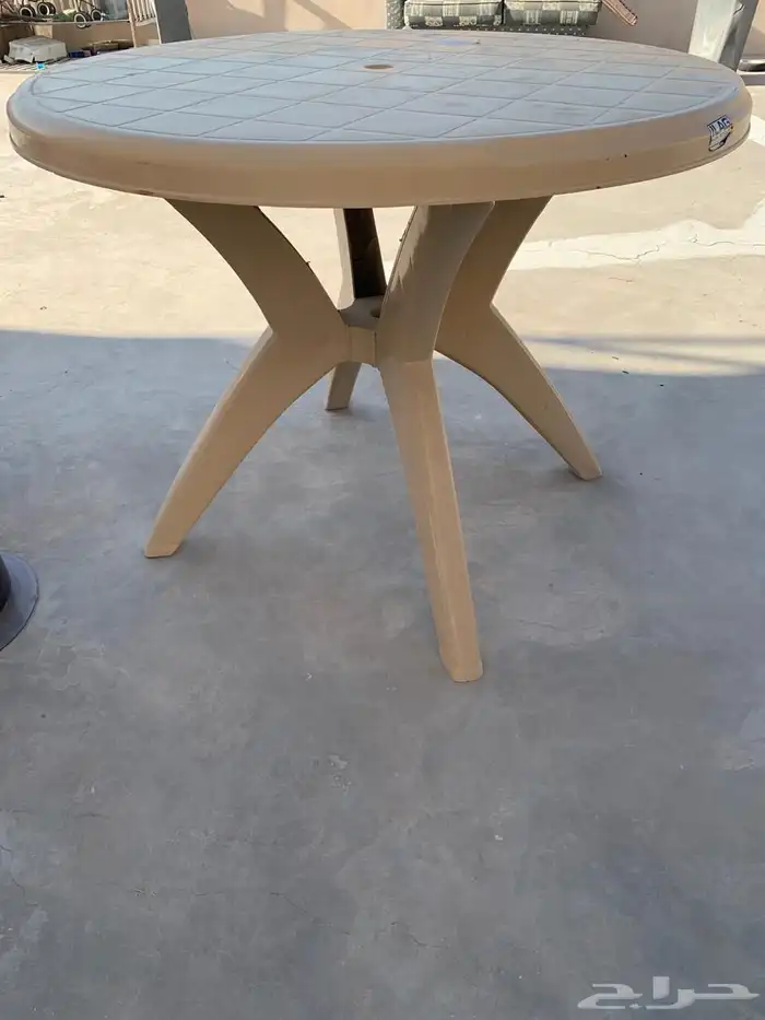 كوايه وثريا ومكنسة وجهاز رياضي وطاوله وشاشة 9