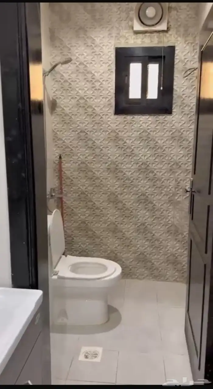 شقة مؤثثه جزئيا للإيجار في حي التيسير 6