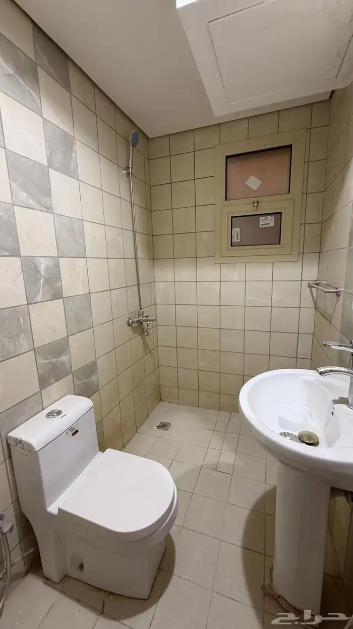 شقة 6 غرف للإيجار في كمباوند بحي الملقا 17