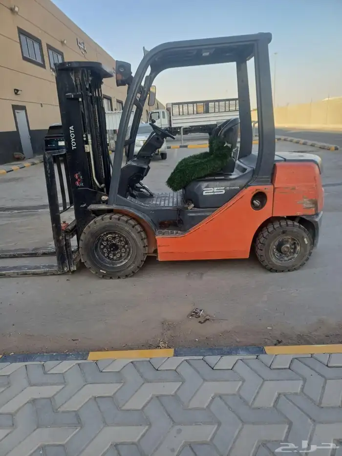 فوركلفت للايجار رافعه شوكيه للايجار سكينه للايجار اليومي وله 1