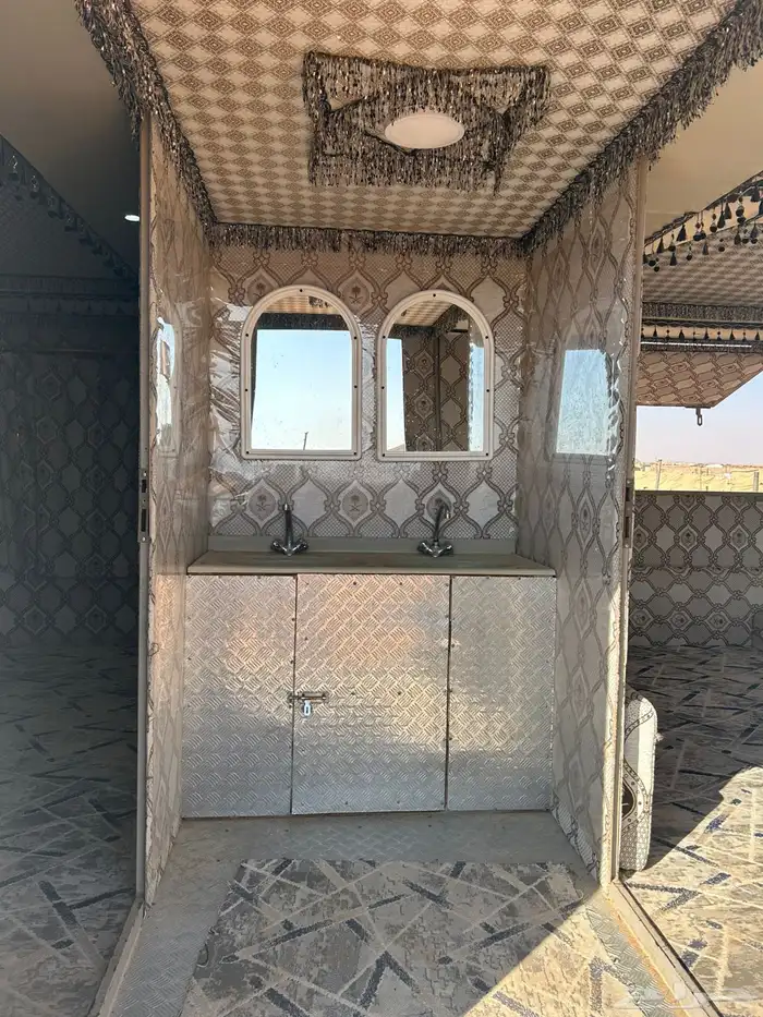 كرفان عرعر شبه جديدة فيها طاقات شمسية محول 6000 3