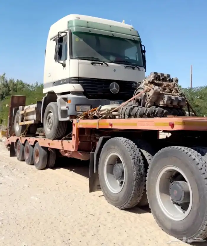 راس تريله جفالي 2003 للبيع مخبطه ومحمله ع لوبد بكامل اغراضها 1