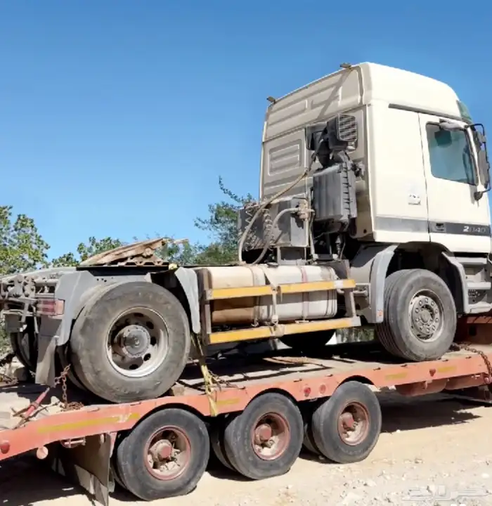 راس تريله جفالي 2003 للبيع مخبطه ومحمله ع لوبد بكامل اغراضها 0