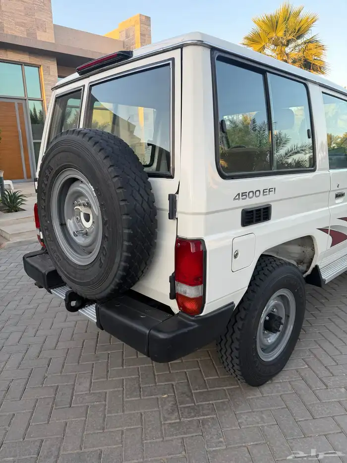 ربع تويوتا 2006 ابيض (مخزن) 13