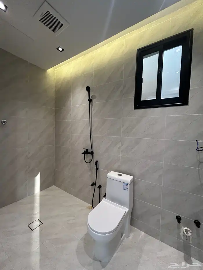 للبيع شقق ارضية و ارواف علوية تشطيبVIPمخطط الوسام خميس مش 18