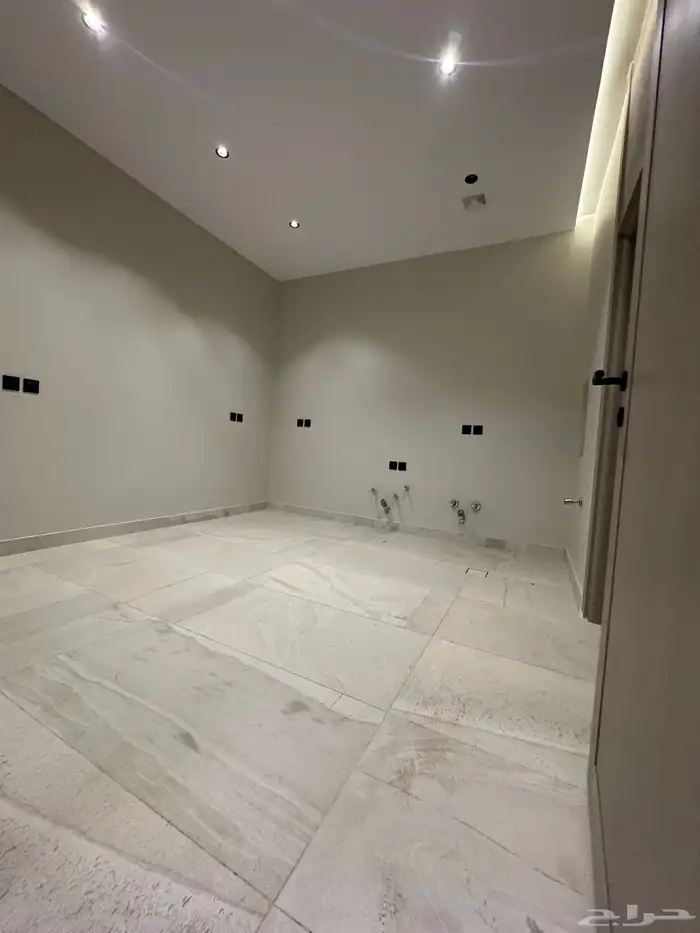 للبيع شقه ارضي مدخلي سياره 6غرف وصاله 10