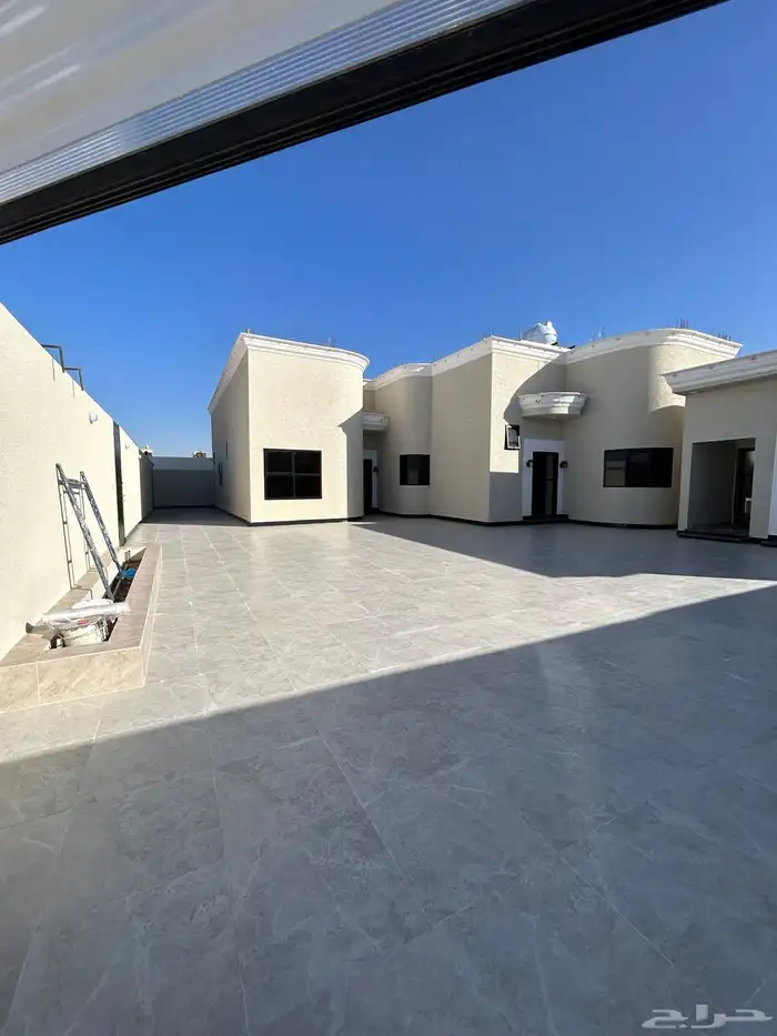 للبيع دور ارضي شارعين فاخر مودرن حي المدائن 27