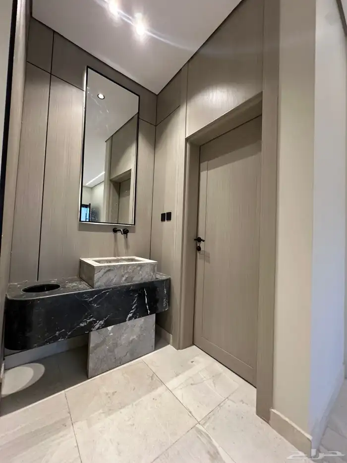 للبيع شقه ارضي مدخلي سياره 6غرف وصاله 4