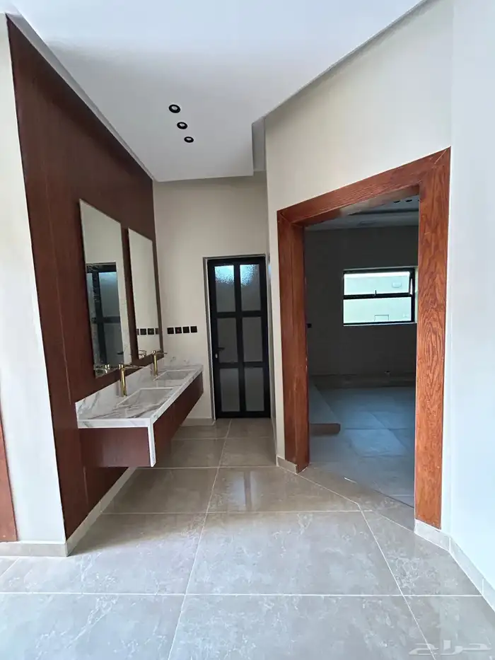 للبيع دور ارضي شارعين فاخر مودرن حي المدائن 24