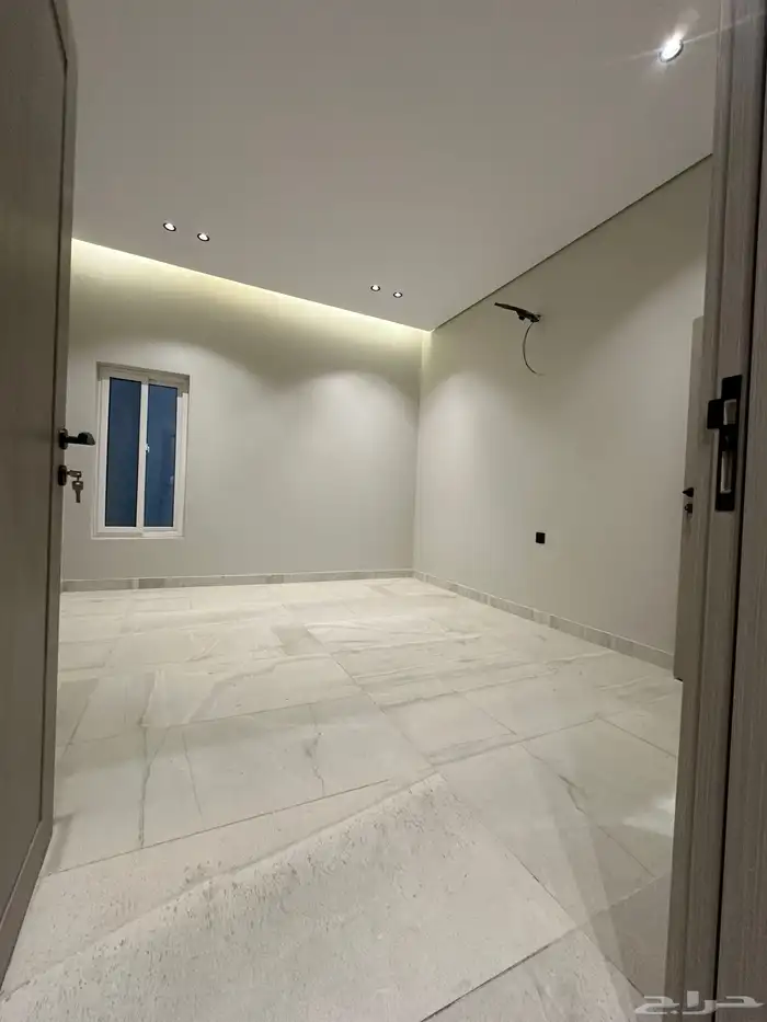 للبيع شقه ارضي مدخلي سياره 6غرف وصاله 7