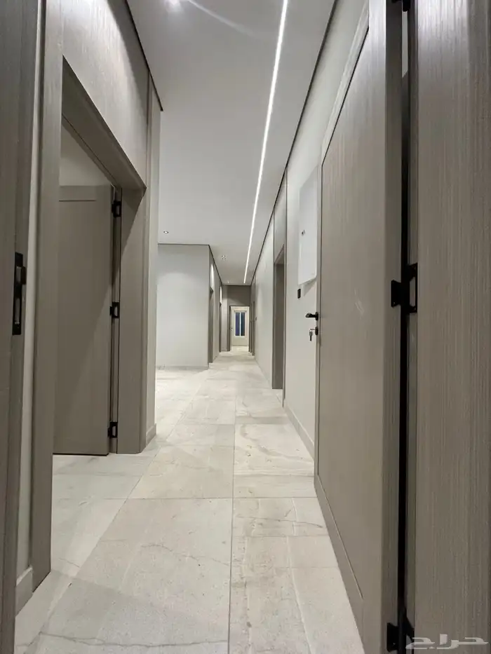 للبيع شقه ارضي مدخلي سياره 6غرف وصاله 8