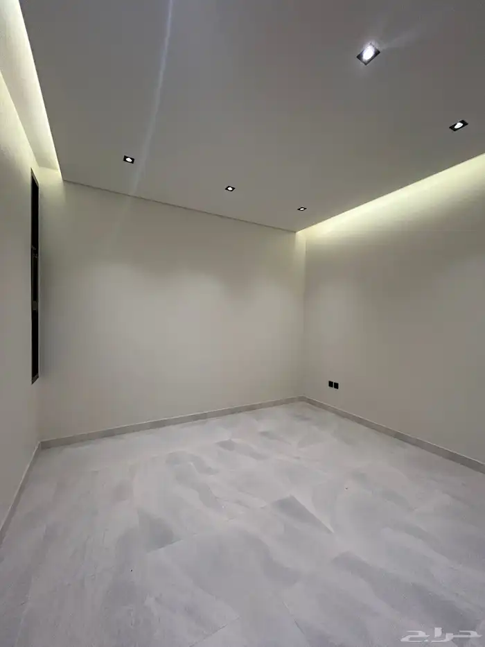 للبيع شقق ارضية و ارواف علوية تشطيبVIPمخطط الوسام خميس مش 14