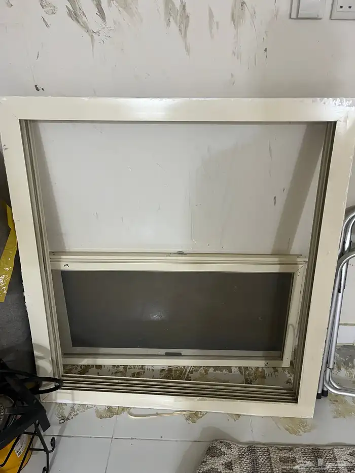 نافذة المنيوم سليمة ونظيفة تم عرضها للبيع لأقفال الفتحة 0