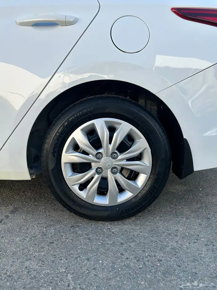 للبيع اكسنت مكينة كبير 1.6 نص فل على شرط 20