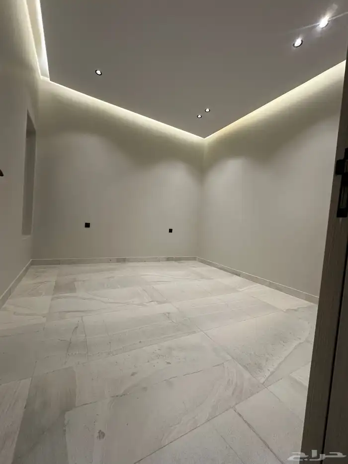 للبيع شقه ارضي مدخلي سياره 6غرف وصاله 15