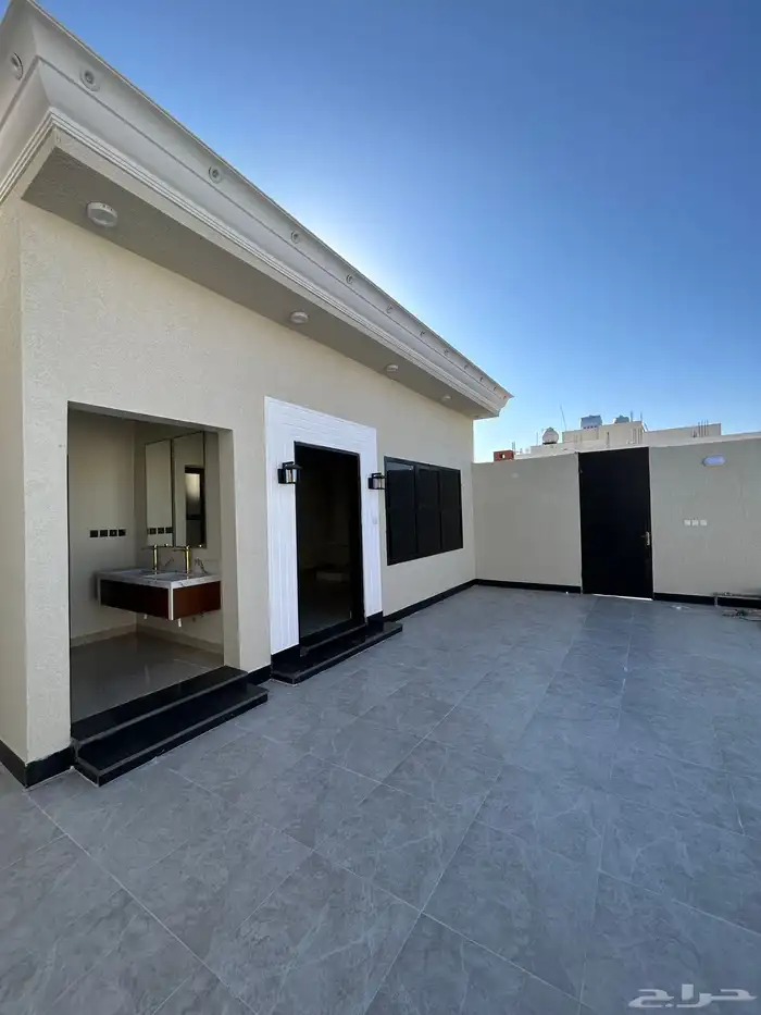 للبيع دور ارضي شارعين فاخر مودرن حي المدائن 23